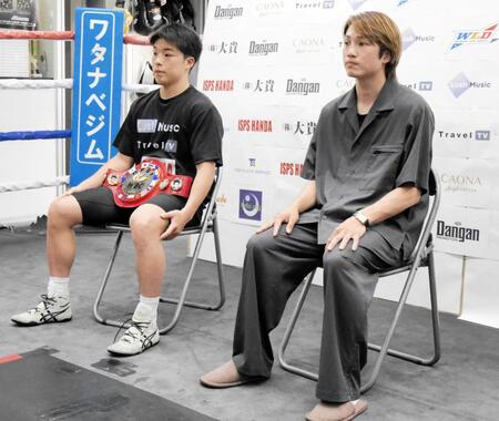 　タイトル戦への決意を語るＯＰＢＦ東洋太平洋スーパーフライ級王者・横山葵海（左）、挑戦者の馬場龍成