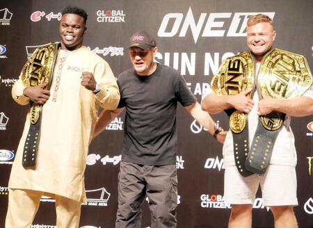 　笑顔で健闘を誓う（左から）オマール・ケイン、チャトリＣＥＯ、アナトリー・マリキン