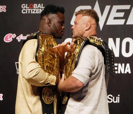 　険しい表情で向き合うオマール・ケイン（左）とアナトリー・マリキン