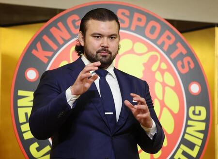 　新日本プロレス入団を発表しポーズをきめるウルフ・アロン（撮影・金田祐二）