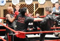 　内藤裕（左）に蹴りを見舞うレオ（右）