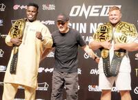 　笑顔で健闘を誓う（左から）オマール・ケイン、チャトリＣＥＯ、アナトリー・マリキン