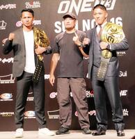 　健闘を誓う（左から）スーパーボン、チャトリＣＥＯ、野杁正明