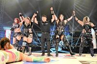 　勝ちどきをあげる（左から）吏南、渡辺桃、バーブ佐々木レフェリー、上谷沙弥、小波　ⒸＳＴＡＲＤＯＭ