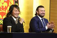 　棚橋弘至社長の言葉に笑顔のウルフ・アロン（撮影・金田祐二）