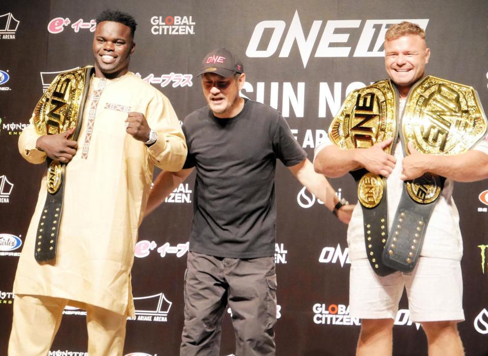 　笑顔で健闘を誓う（左から）オマール・ケイン、チャトリＣＥＯ、アナトリー・マリキン