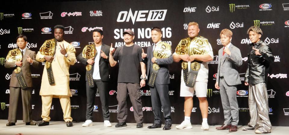 　ＯＮＥ日本大会会見に参加した（左から）若松佑弥、オマール・ケイン、スーパーボン、チャトリＣＥＯ、野杁正明、アナトリー・マリキン、武尊、与座優貴