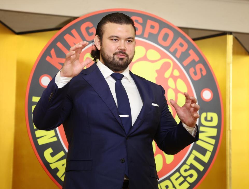 　新日本プロレス入団を発表しポーズをきめるウルフ・アロン（撮影・金田祐二）