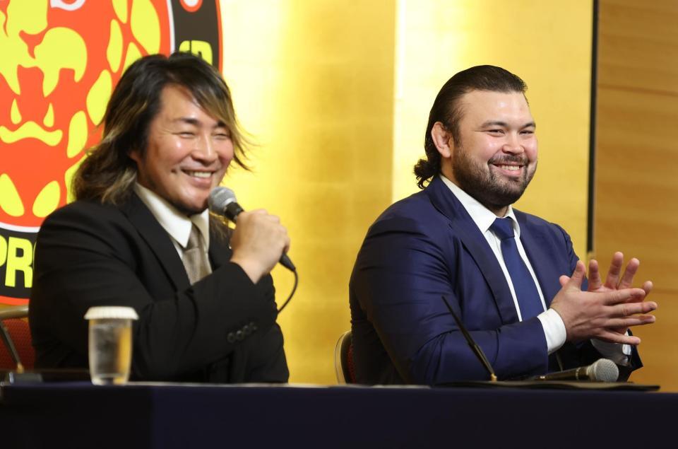 　棚橋弘至社長の言葉に笑顔のウルフ・アロン（撮影・金田祐二）