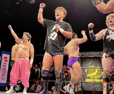 　メイン終了後、交通事故で治療中の長尾一大心へのエールを呼びかける青柳優馬（中央）ら