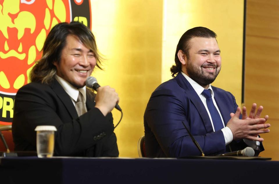 　棚橋弘至社長（左）の言葉に笑顔のウルフ・アロン（撮影・金田祐二）