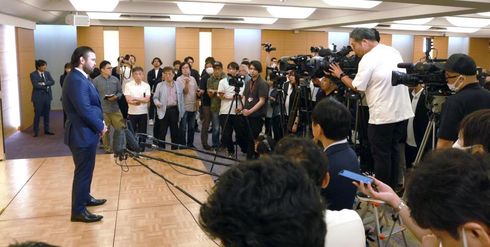 　会見場には大勢の報道陣が集まった