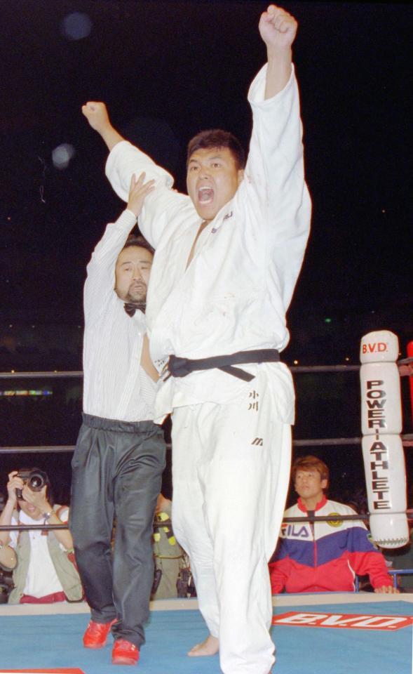 　プロレスデビュー戦で橋本真也さんに勝ち、両手でガッツポーズする小川直也＝１９９７年４月