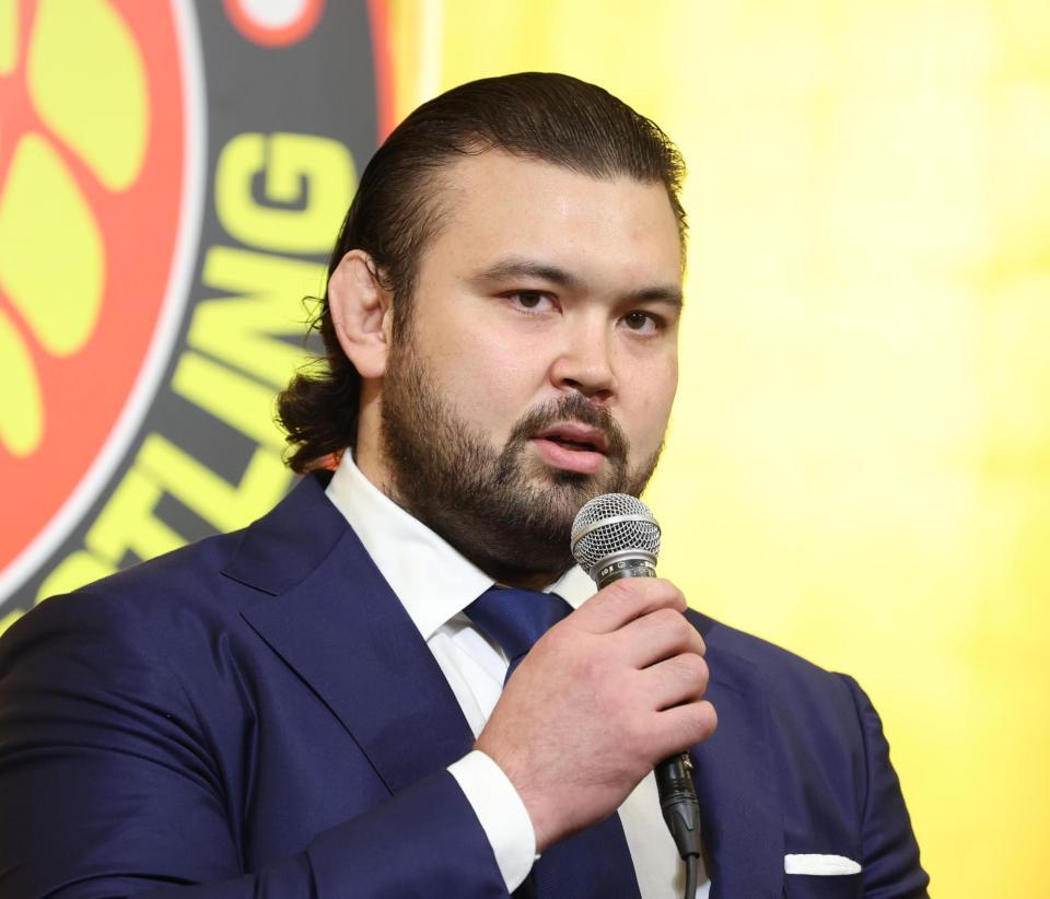 　新日本プロレス入団を発表ししたウルフ・アロン＝２３日