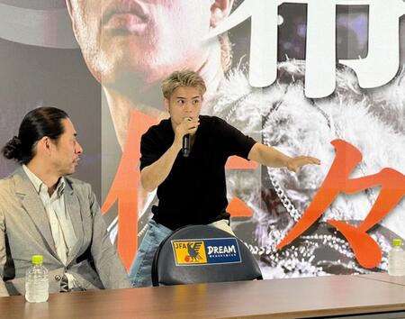 　失神ＫＯを喫したＷＢＯ世界ウエルター級王者ブライアン・ノーマンのカウンターの左フックについて、立ち上がって解説する佐々木尽