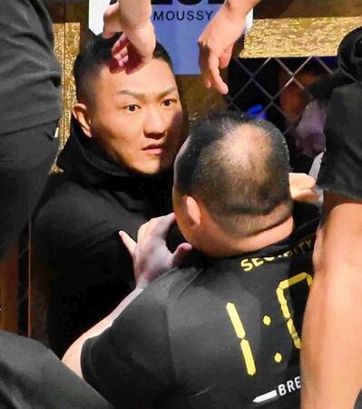 【写真】「降りてこい、きさん」怖すぎる舞台裏　干された誠が激怒　参加者踏みつけ暴走