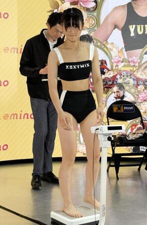 　ＷＢＡ女子ミニマム級タイトルマッチの前日計量をクリアした挑戦者の鈴木なな子