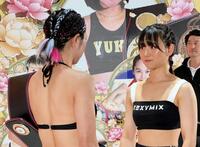 　ＷＢＡ女子ミニマム級タイトルマッチの前日計量をクリアした後、フェースオフで笑い合ってしまう王者・黒木優子（左）と挑戦者の鈴木なな子