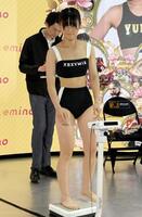 　ＷＢＡ女子ミニマム級タイトルマッチの前日計量をクリアした挑戦者の鈴木なな子