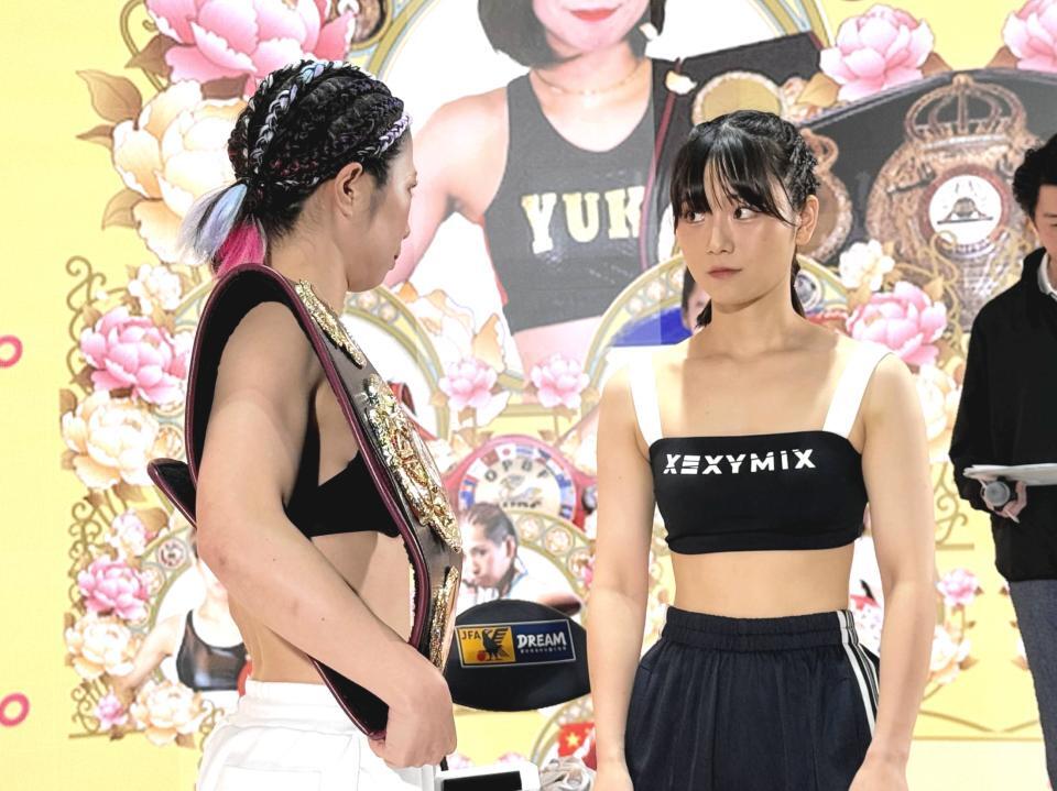 　ＷＢＡ女子ミニマム級タイトルマッチの前日計量をクリアした王者・黒木優子（左）と挑戦者の鈴木なな子