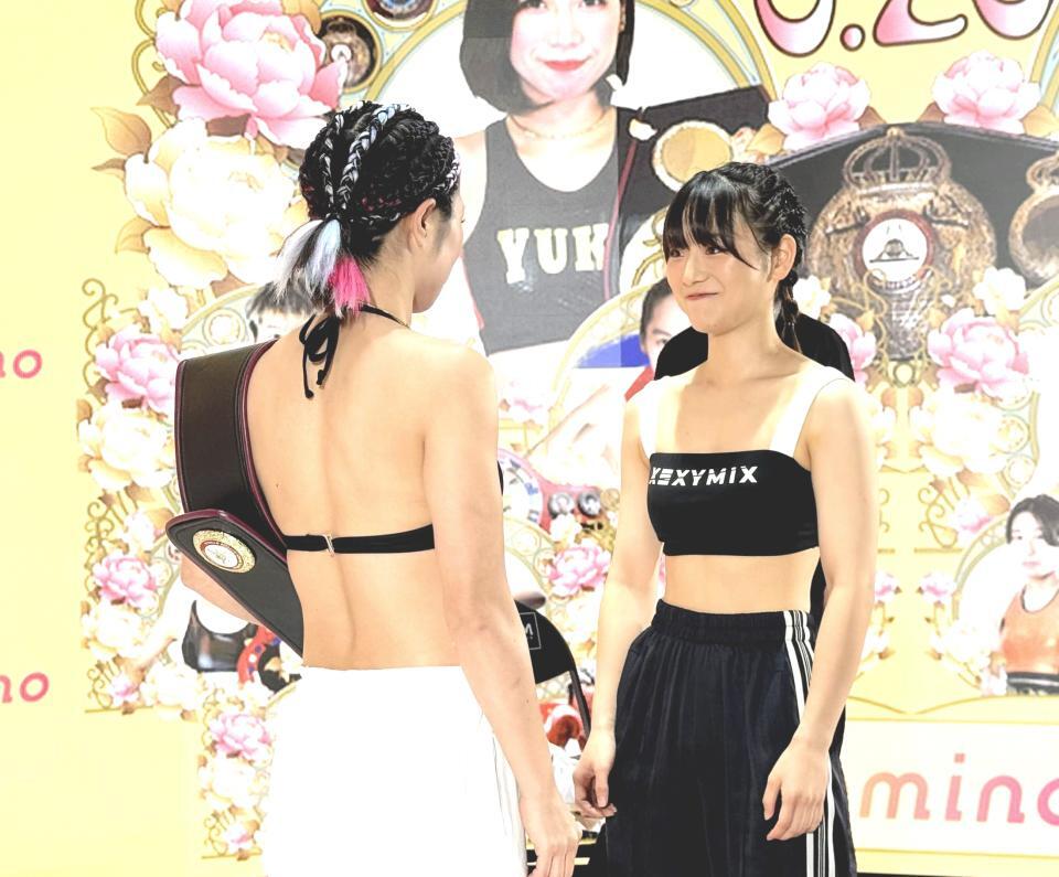 　ＷＢＡ女子ミニマム級タイトルマッチの前日計量をクリアした後、フェースオフで笑い合ってしまう王者・黒木優子（左）と挑戦者の鈴木なな子