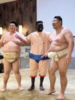 　（左から）元朝弁慶、オマール・ケイン、元常幸龍（オマール・ケイン提供）