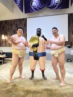 　（左から）元朝弁慶、オマール・ケイン、元常幸龍（オマール・ケイン提供）