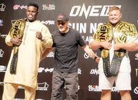 　笑顔で健闘を誓う（左から）オマール・ケイン、チャトリＣＥＯ、アナトリー・マリキン＝２３日