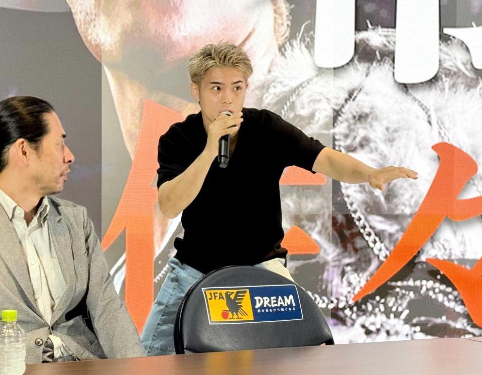 　失神ＫＯを喫したＷＢＯ世界ウエルター級王者ブライアン・ノーマンのカウンターの左フックについて、立ち上がって解説する佐々木尽