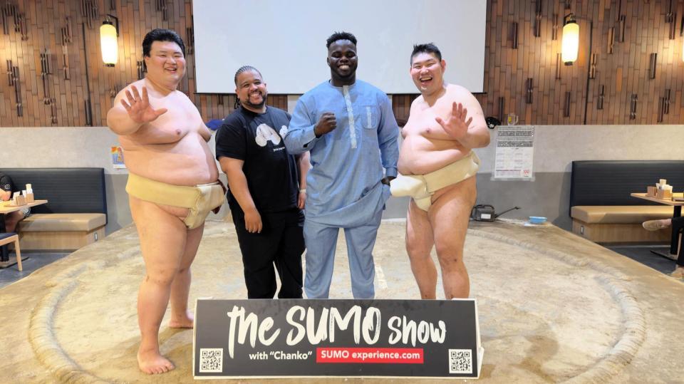 　関係者と記念撮影を行う元朝弁慶（左端）、オマール・ケイン（左から３人目）、元常幸龍（右端）＝オマール・ケイン提供