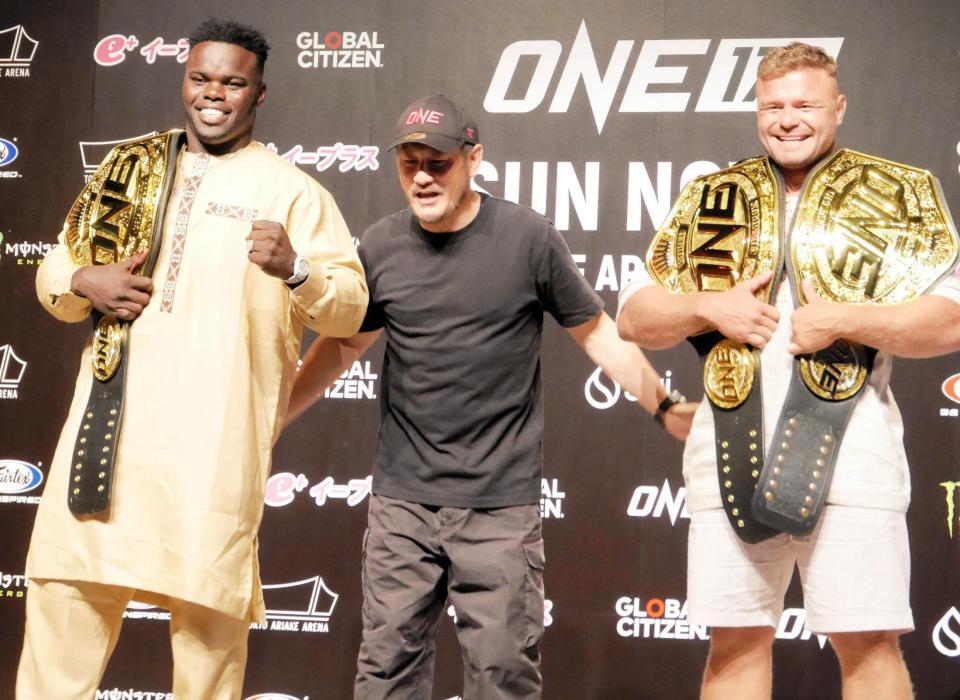 　笑顔で健闘を誓う（左から）オマール・ケイン、チャトリＣＥＯ、アナトリー・マリキン＝２３日