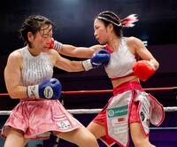 　８回、鈴木なな子（左）を攻める黒木優子