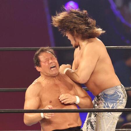 　第１試合で棚橋弘至に突き飛ばされる藤波辰爾（左）＝撮影・北村雅宏