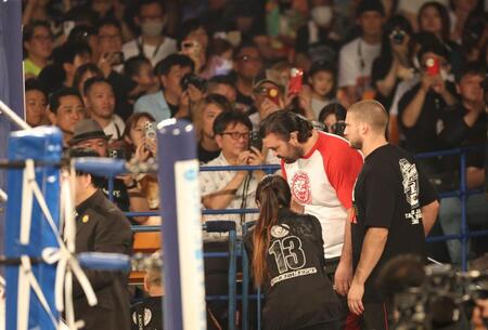 　あいさつを終え、一礼するウルフ・アロン（中央右）＝撮影・北村雅宏