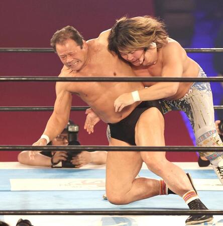 　第１試合で棚橋弘至の首を掴んで投げる藤波辰爾（左）＝撮影・北村雅宏