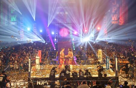 　第８試合に勝利し、握手を交わすリング上の丸藤正道（左）と棚橋弘至（撮影・北村雅宏）