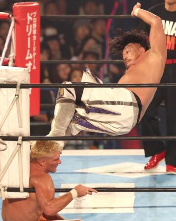 　第７試合でザック・セイバーＪｒ．に蹴りを見舞う後藤洋央紀（上）＝撮影・北村雅宏