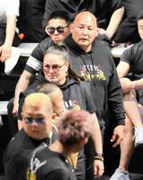 　軍団を引き連れてオーディションに参加したエンセン井上（奥）