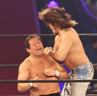 　第１試合で棚橋弘至に突き飛ばされる藤波辰爾（左）＝撮影・北村雅宏