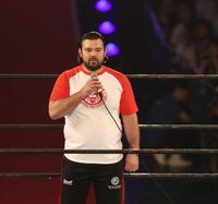 　リング上であいさつするウルフ・アロン（撮影・北村雅宏）