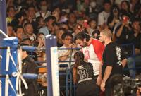 　あいさつを終え、一礼するウルフ・アロン（中央右）＝撮影・北村雅宏