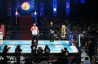 　あいさつするウルフ・アロン