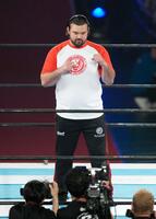 　リング上でポーズをとるウルフ・アロン