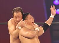 　第１試合で海野翔太を攻める藤波辰爾（左）＝撮影・北村雅宏