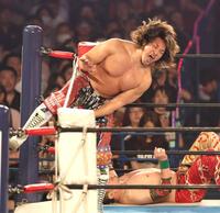 　第８試合で丸藤正道からタッチを受け、声を発しながらリング内に入る棚橋弘至（撮影・北村雅宏）