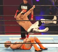 　第７試合でザック・セイバーＪｒ．を攻める後藤洋央紀（上）＝撮影・北村雅宏