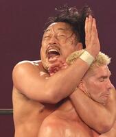 　第７試合でザック・セイバーＪｒ．を攻める後藤洋央紀（左）＝撮影・北村雅宏