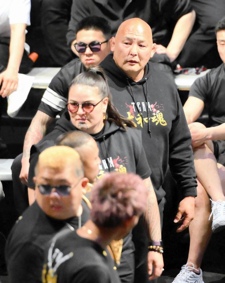 　軍団を引き連れてオーディションに参加したエンセン井上（奥）