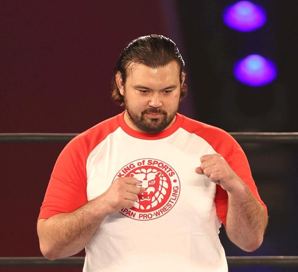 　リング上でのあいさつ後、ファイティングポーズをとるウルフ・アロン（撮影・北村雅宏）