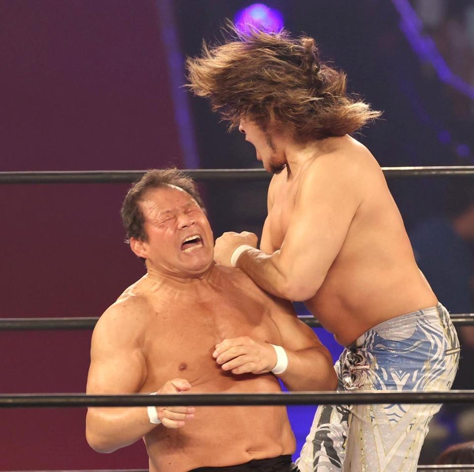 　第１試合で棚橋弘至に突き飛ばされる藤波辰爾（左）＝撮影・北村雅宏